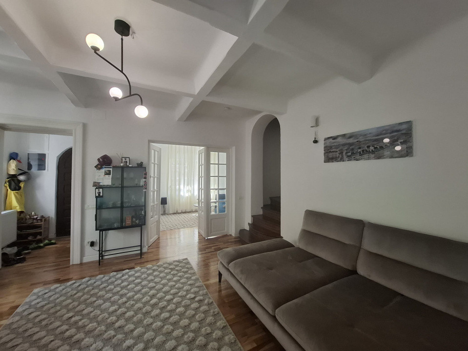 Capitale, Vila interbelică 8 camere, 222mp utili, curte și 3 locuri parcare!